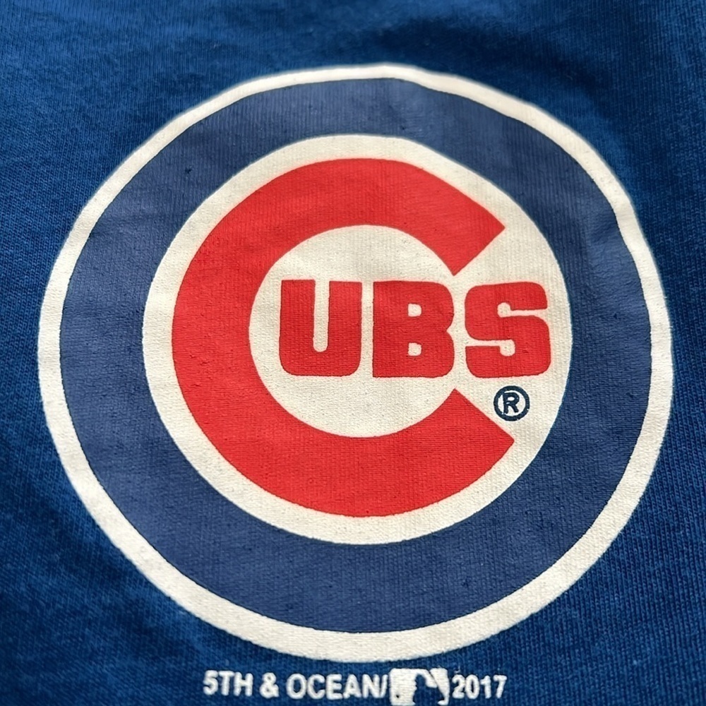 CHICAGO CUBS fan shirt. V-neck. Size medium.  Excellent condition - Picture 6 of 8
